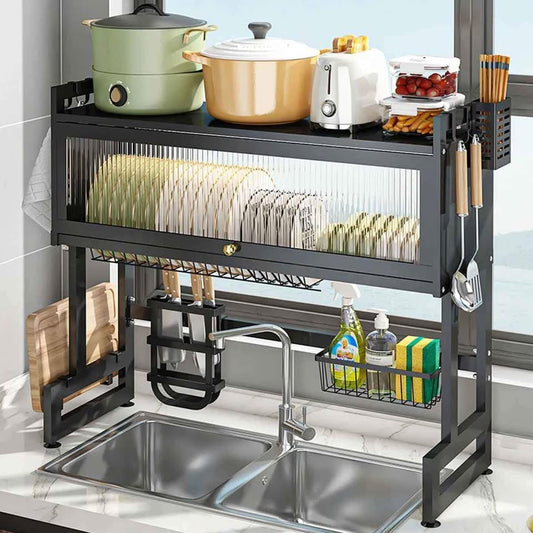 Organizador escurridor cargado con la vajilla completa de la familia